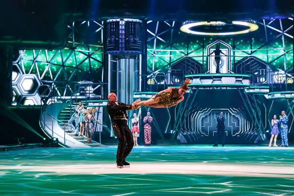 Jodeyne Higgins und Sean Rice als Julia und Julius bei der Eisshow BELIEVE von Holiday on Ice 2015/2016