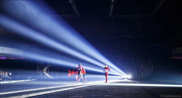 Natasha Lee Dann, Mary Siegel und Julianne DiMura bei der Eisshow BELIEVE von Holiday on Ice 2015/2016
