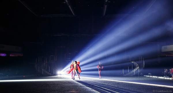 Natasha Lee Dann, Mary Siegel und Julianne DiMura bei der Eisshow BELIEVE von Holiday on Ice 2015/2016