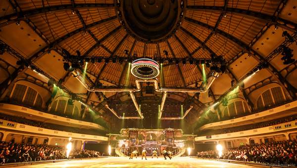 Die Unterwelt, Szene mit Feuer - Eisshow BELIEVE von Holiday on Ice 2015/2016