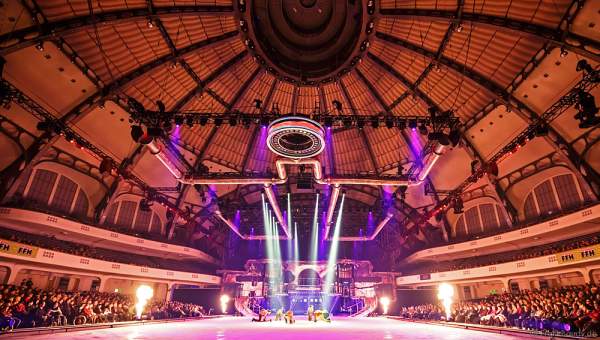Die Unterwelt, Szene mit Feuer - Eisshow BELIEVE von Holiday on Ice 2015/2016