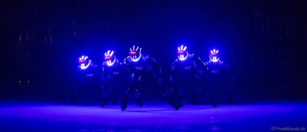 LED - iLuminate act bei der Eisshow BELIEVE von Holiday on Ice 2015/2016