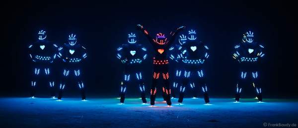 LED - iLuminate act bei der Eisshow BELIEVE von Holiday on Ice 2015/2016