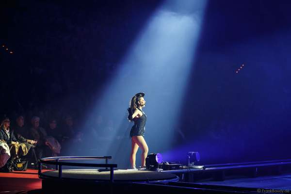 Rachelle Dawn Walker als DJane bei der Eisshow BELIEVE von Holiday on Ice 2015/2016