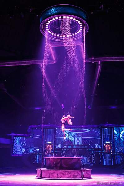 Vanessa Biel mit Pole Dance bei der Eisshow BELIEVE von Holiday on Ice 2015/2016