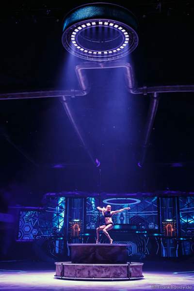 Vanessa Biel mit Pole Dance bei der Eisshow BELIEVE von Holiday on Ice 2015/2016