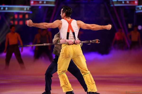 Andrew (Andy) Buchanan als Antonio und Denis Balandin als Kurt bei der Eisshow BELIEVE von Holiday on Ice