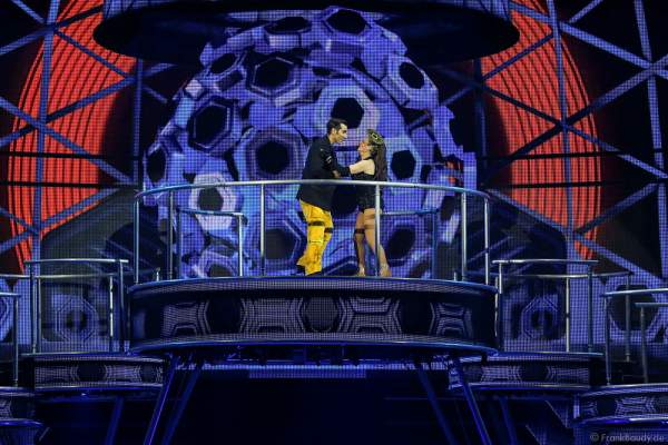 Andrew (Andy) Buchanan als Antonio und Rachelle Dawn Walker als DJane bei der Eisshow BELIEVE von Holiday on Ice 2015/2016