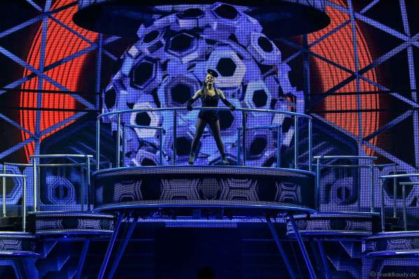 Andrew (Andy) Buchanan als Antonio und Rachelle Dawn Walker als DJane bei der Eisshow BELIEVE von Holiday on Ice 2015/2016