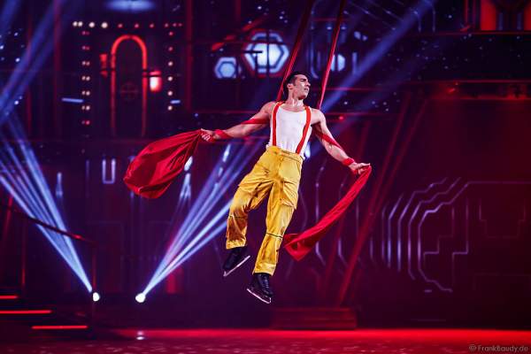 Andrew (Andy) Buchanan am Vertikaltuch bei Holiday on Ice Show BELIEVE
