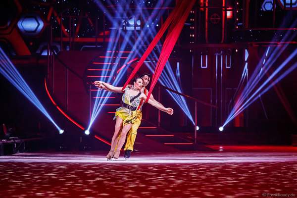 Robin Johnstone und Andrew (Andy) Buchanan am Vertikaltuch bei Holiday on Ice Show BELIEVE