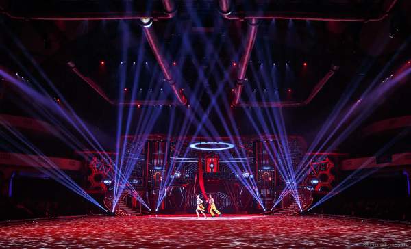 Robin Johnstone und Andrew (Andy) Buchanan am Vertikaltuch bei Holiday on Ice Show BELIEVE