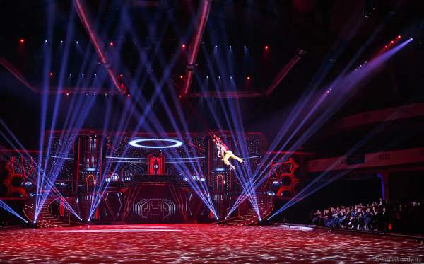 Robin Johnstone und Andrew (Andy) Buchanan am Vertikaltuch bei Holiday on Ice Show BELIEVE