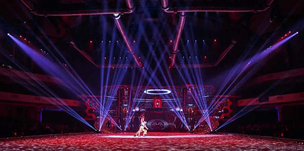 Robin Johnstone und Andrew (Andy) Buchanan am Vertikaltuch bei Holiday on Ice Show BELIEVE