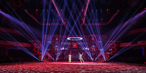 Robin Johnstone und Andrew (Andy) Buchanan am Vertikaltuch bei Holiday on Ice Show BELIEVE