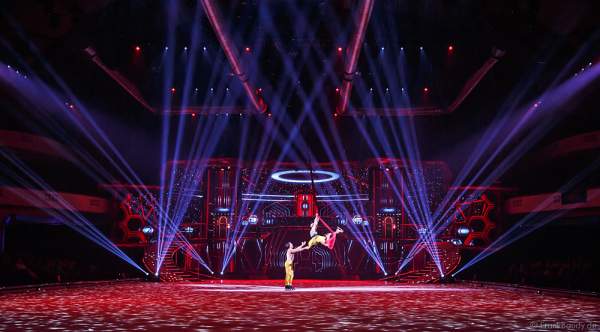 Robin Johnstone und Andrew (Andy) Buchanan am Vertikaltuch bei Holiday on Ice Show BELIEVE