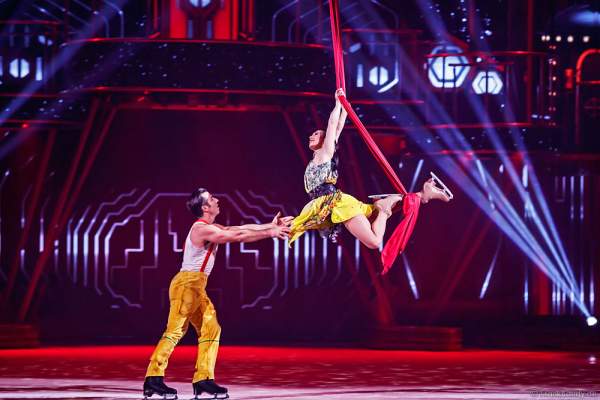 Robin Johnstone und Andrew (Andy) Buchanan am Vertikaltuch bei Holiday on Ice Show BELIEVE
