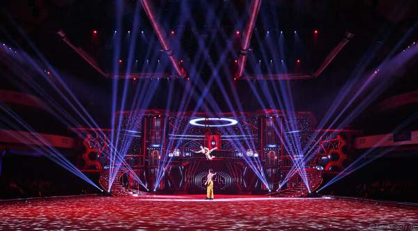 Robin Johnstone und Andrew (Andy) Buchanan am Vertikaltuch bei Holiday on Ice Show BELIEVE