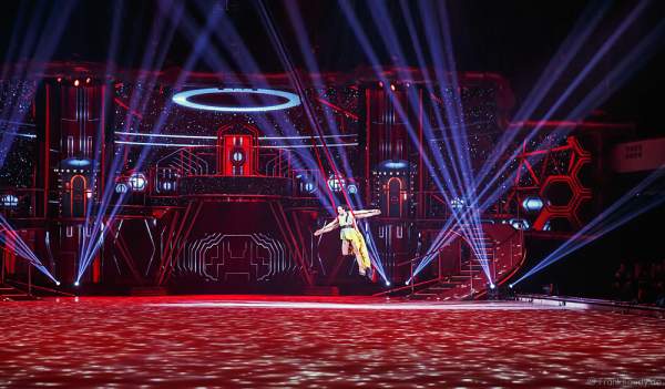 Robin Johnstone und Andrew (Andy) Buchanan am Vertikaltuch bei Holiday on Ice Show BELIEVE