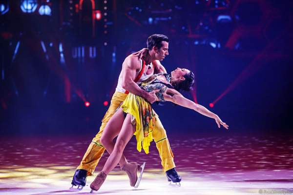 Robin Johnstone als Clarissa und Andrew (Andy) Buchanan als Antonio bei Holiday on Ice Show BELIEVE