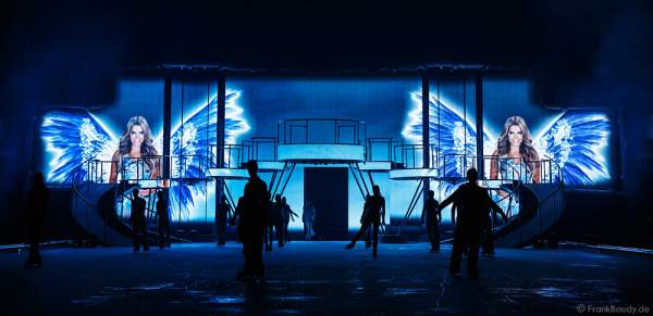 Sylvie Meis als Erzählerin auf großen Screens bei der Holiday on Ice Show BELIEVE