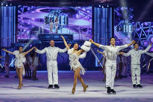Robin Johnstone als Clarissa und Andrew (Andy) Buchanan als Antonio beim Finale von Holiday on Ice Show BELIEVE 2015/2016