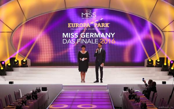 Die Moderatoren Alexander Mazza und Ines Klemmer bei der Miss Germany 2016 Wahl im Europa-Park in Rust