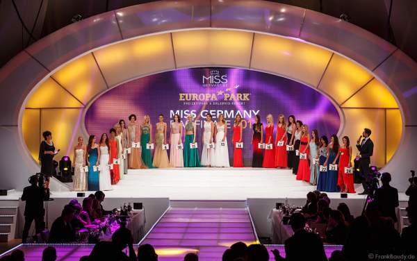 Die 24 Teilnehmerinnen der Miss Germany 2016 Wahl mit Teilnehmernummer auf der Bühne