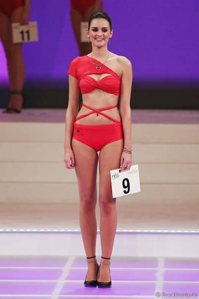 Lena Bröder, Miss Germany 2016 im Badeanzug auf der Bühne im Europa-Park