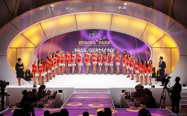 Die 24 Teilnehmerinnen der Miss Germany 2016 Wahl im Badeanzug auf der Bühne