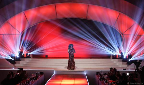 Belinda Davids mit der „Whitney Houston Show“ bei der Miss Germany 2016 Wahl im Europa-Park am 20.02.2016