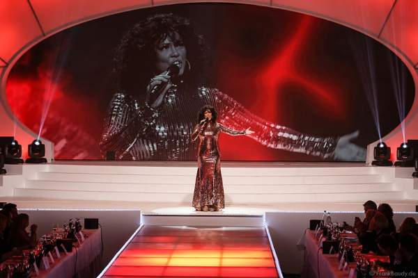 Belinda Davids mit der „Whitney Houston Show“ bei der Miss Germany 2016 Wahl im Europa-Park am 20.02.2016