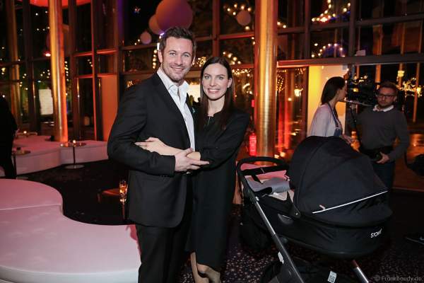 Jan Hartmann mit Ehefrau Julia und Sohn Niklas im Kinderwagen bei der Miss Germany 2016 Wahl im Europa-Park am 20.02.2016