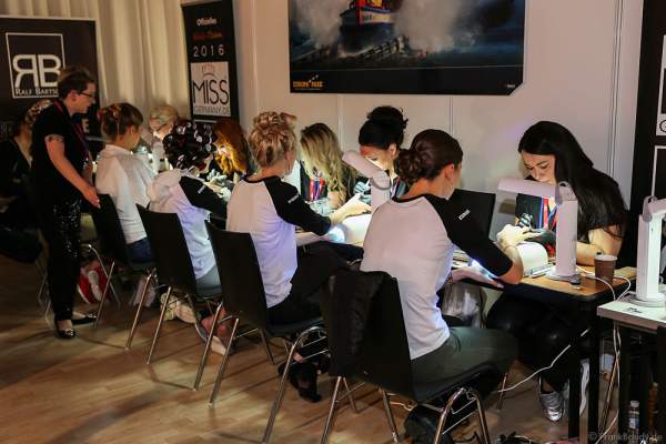 Die 24 Teilnehmerinnen Backstage bei den Vorbereitungen zur Miss Germany 2016 Wahl