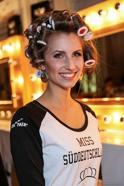 Dominika Starostik (Miss Süddeutschland 2016) Backstage mit Lockenwickler bei den Vorbereitungen zur Miss Germany 2016 Wahl