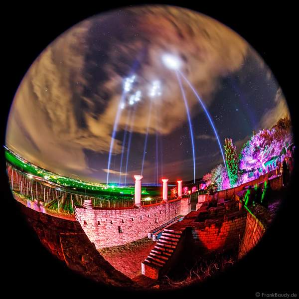 Himmelsstrahler und Laserfächer bei der Weinbergnacht 2016 in Bad Dürkheim