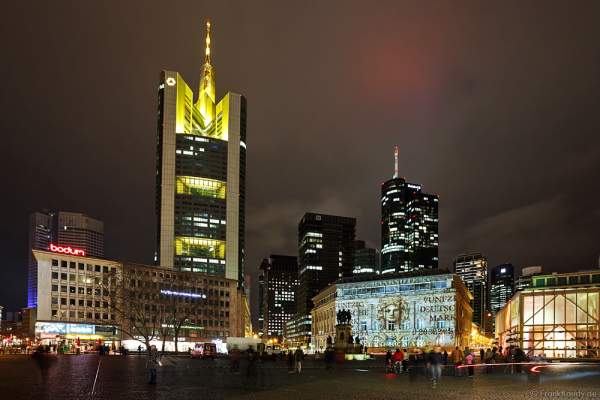 Historische Geldscheine an der Deutschen Bank bei der Luminale 2016 in Frankfurt