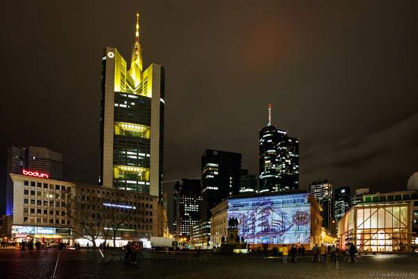 Historische Geldscheine an der Deutschen Bank bei der Luminale 2016 in Frankfurt