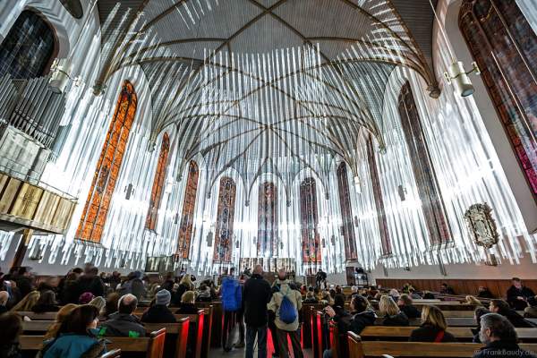 Typografische Licht-Installation in der Evangelischen Stadtkirche St. Katharinen an der Hauptwache bei der Luminale 2016