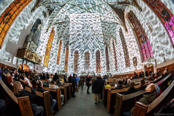 Typografische Licht-Installation in der Evangelischen Stadtkirche St. Katharinen an der Hauptwache bei der Luminale 2016