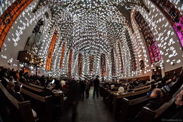 Typografische Licht-Installation in der Evangelischen Stadtkirche St. Katharinen an der Hauptwache bei der Luminale 2016