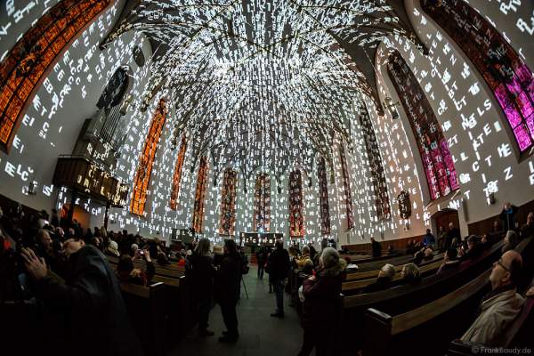 Typografische Licht-Installation in der Evangelischen Stadtkirche St. Katharinen an der Hauptwache bei der Luminale 2016