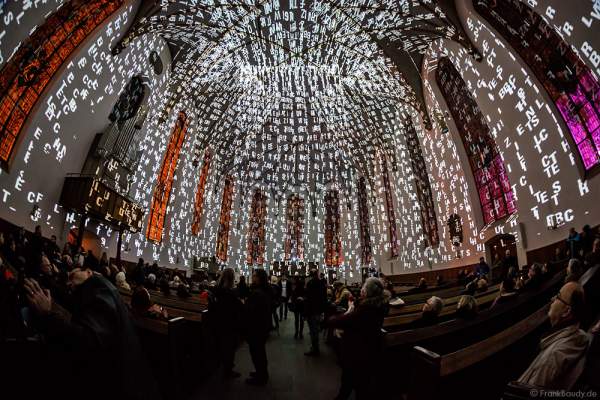 Typografische Licht-Installation in der Evangelischen Stadtkirche St. Katharinen an der Hauptwache bei der Luminale 2016