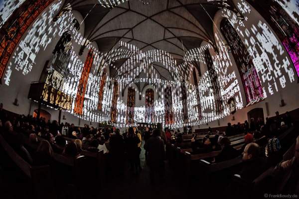 Typografische Licht-Installation in der Evangelischen Stadtkirche St. Katharinen an der Hauptwache bei der Luminale 2016