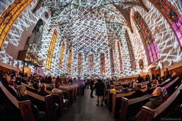 Typografische Licht-Installation in der Evangelischen Stadtkirche St. Katharinen an der Hauptwache bei der Luminale 2016