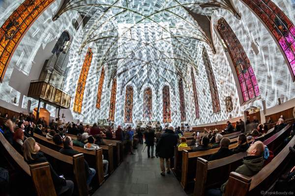 Typografische Licht-Installation in der Evangelischen Stadtkirche St. Katharinen an der Hauptwache bei der Luminale 2016
