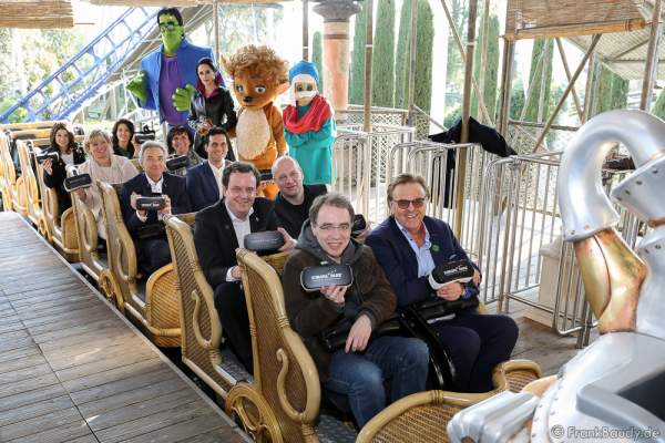 Roland Mack und David Safier (1. Reihe) kurz vor dem Start auf „Pegasus Coastiality“ im Europa-Park