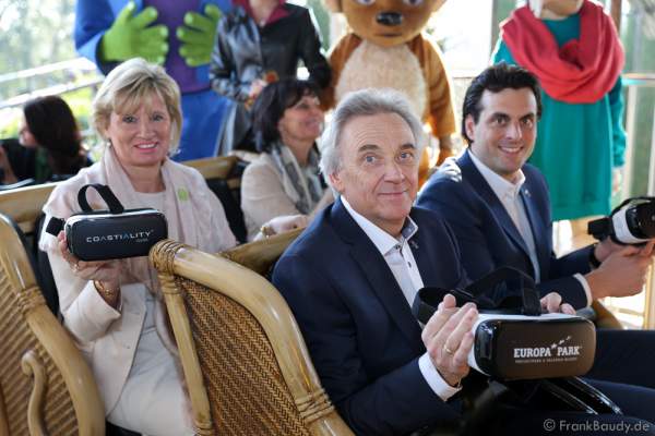 Familie Mack mit Samsung Gear VR-Brillen für die Achterbahn „Pegasus Coastiality“ im Europa-Park