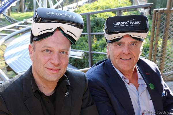 Roland Mack mit Samsung Gear VR-Brille für die Achterbahn „Pegasus Coastiality“ im Europa-Park