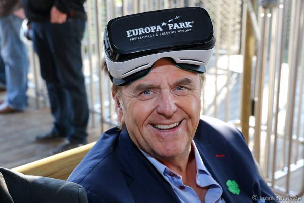 Roland Mack mit Samsung Gear VR-Brille für die Achterbahn „Pegasus Coastiality“ im Europa-Park